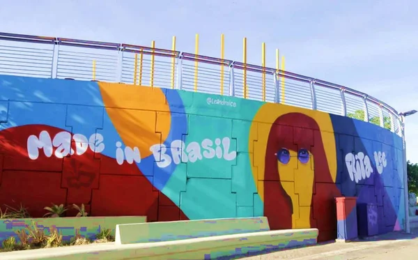 Área externa do Parque Rita Lee, com desenho que remete à cantora - Metrópoles
