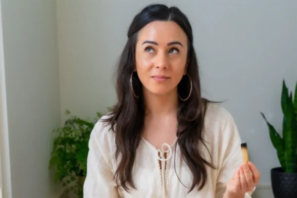 Mãe enterra placenta e rega com leite materno em ritual balinês