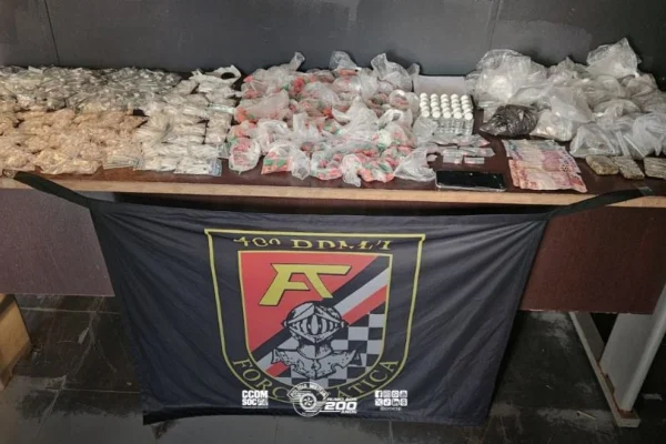 Imagem colorida mostra quantidade de drogas apreendida por Polícia Militar em residência na cidade de Hortolândia