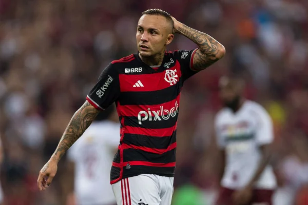 Imagem colorida de Everton cebolinha com a camisa do flamengo- Metrópoles