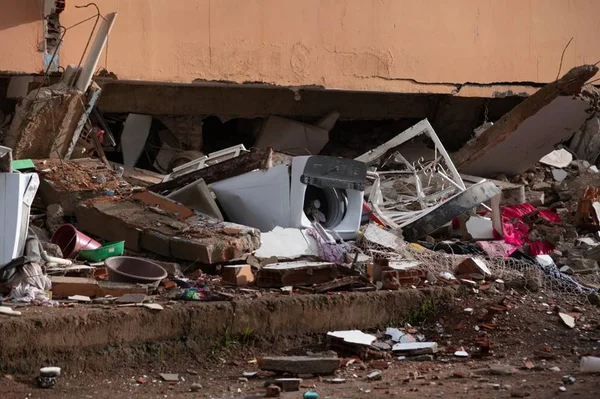 Moradores de prédio do DF que desmoronou ficarão em hotel até sexta