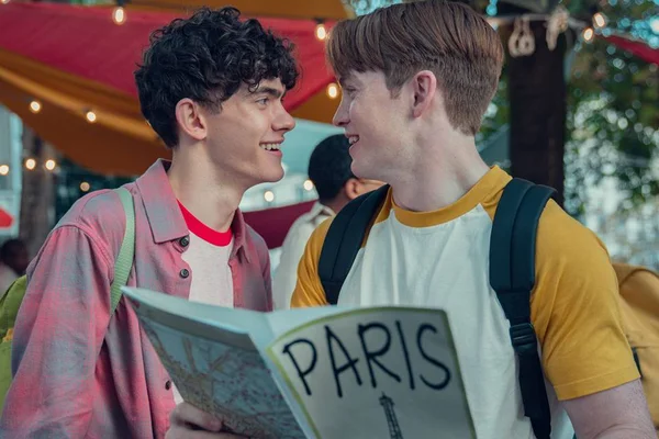 Foto colorida de Joe Locke e Kit Connor na segunda temporada de Heartstopper - Metópoles