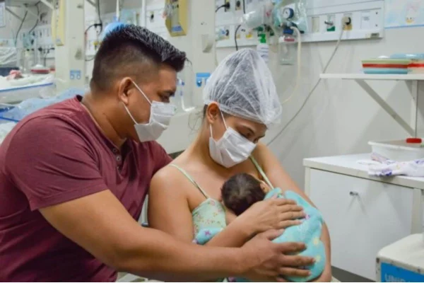 Foto colorida de mãe e bebê após nascimento - Metrópoles
