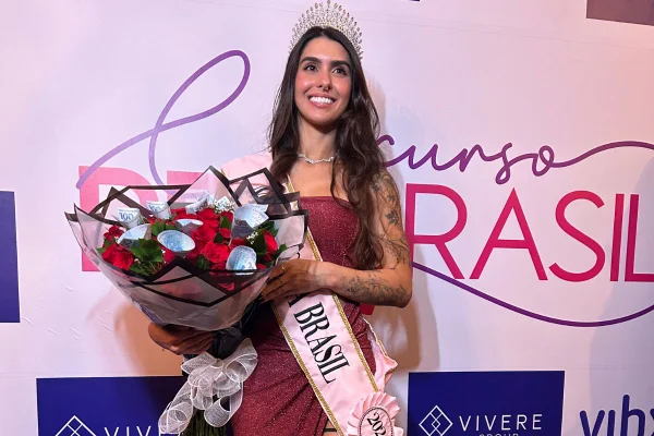 foot colorida da mulher que ganhou o concurso da vagina mais bonita do Brasil
