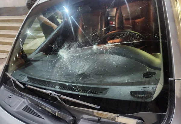 Imagem colorida de carro quebrado