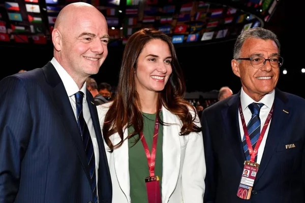 Foto colorida de Michelle Ramalho ao lado de Gianni Infantino - Metrópoles