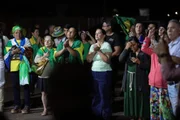 Apoiadores fazem vigília para Bolsonaro