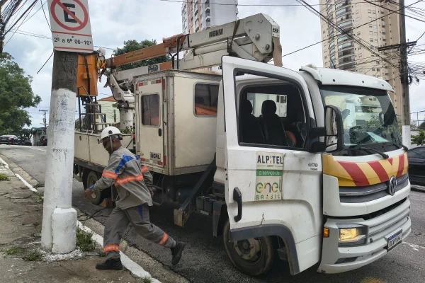 Imagem mostra trabalhador da Enel - Metrópoles