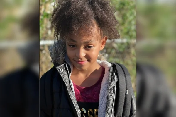 Menina desbloqueia celular com rosto do pai e salva família da morte