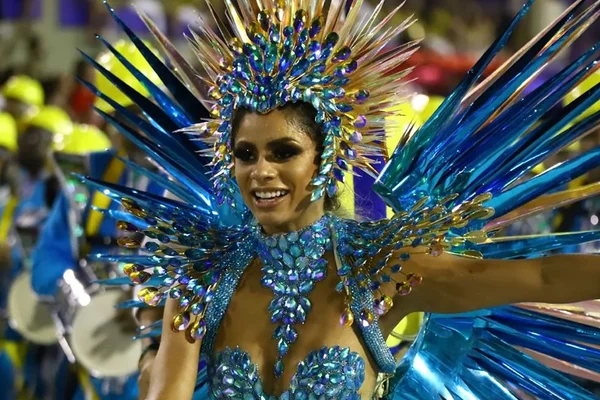 Carnaval: Lexa leva tombo no meio do desfile e é socorrida