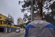 Funcionário da Enel em rua da zona sul de SP em dia de caos na região pela falta de energia