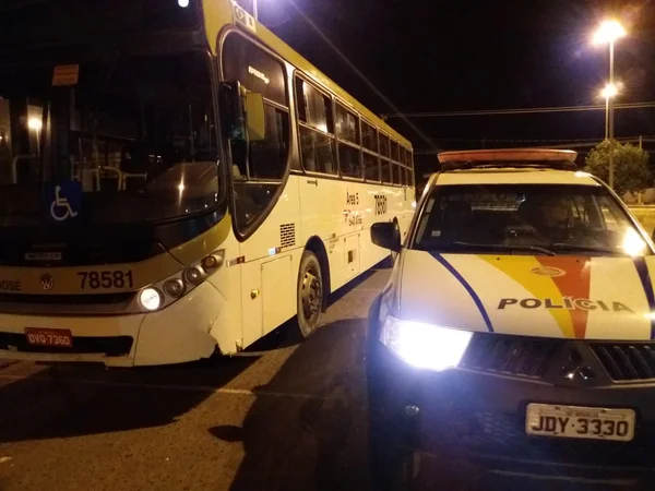 Homem furta ônibus e derruba cerca, portões e árvores em Taguatinga