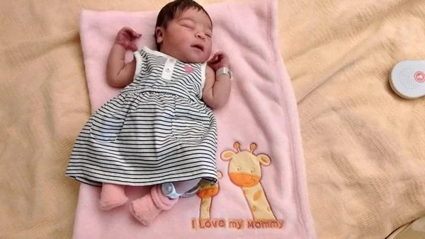 Bebê morre de fome após os pais sofrerem overdose