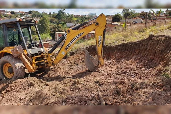 DF: homem desmata área de proteção para construir retorno irregular