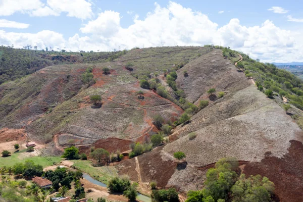 Imagem colorida de área de Mata Atlântica desmatada em Aimorés (MG)