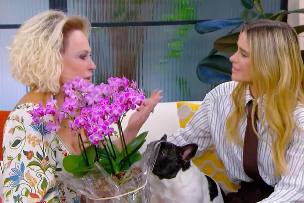 Imagem colorida de Ana Maria Braga e Carolina Dieckmmann chorando durante o Mais Você