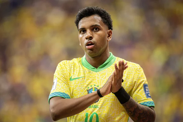 Imagem colorida de Rodrygo com a camiseta do Brasil - Metrópoles