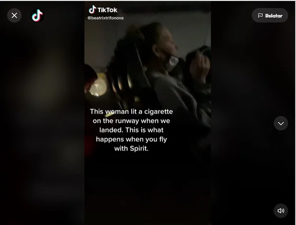 Mulher acende cigarro dentro de avião e é expulsa do voo