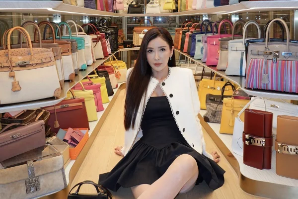Na imagem com cor, foto da influencer Jamie Chua com bolsas da Hermès no closet - metrópoles