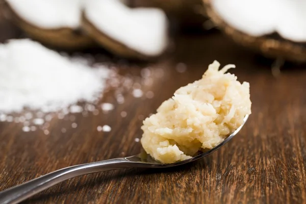 Saiba como é prático fazer uma cocada branca para comer de colher