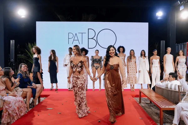 Foto com cor. Desfile Girl in Rio PatBo - Metrópoles