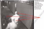 O suspeito coloca o capacete no chão enquanto os PMs se aproximam