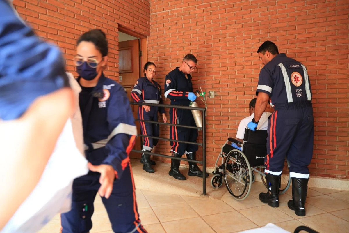 Idosa foi encontrada com “bicheira” na gengiva, infecção causada por larvas de moscas. Outros 12 idosos foram resgatados em casa de repouso Idosa foi encontrada com “bicheira” na gengiva, infecção causada por larvas de moscas. Outros 12 idosos foram resgatados em casa de repouso