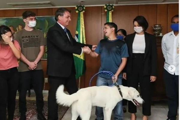 Cão que foi adotado por Bolsonaro volta para os donos