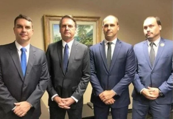 Imagem colorida de Jair Bolsonaro com os filhos flávio, Eduardo e Carlos