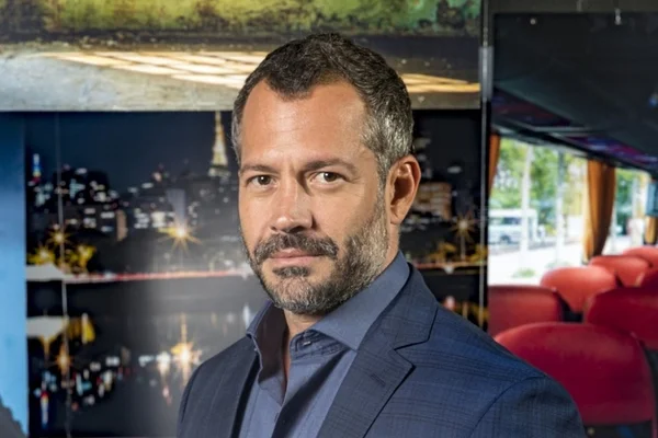 Malvino Salvador sobre beijo em Caio Castro: “A gente faz”