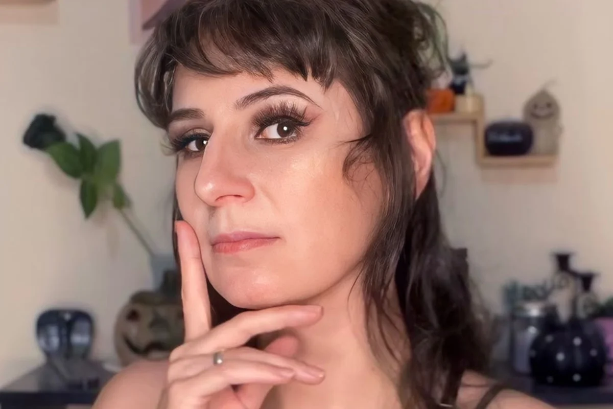 Sigrid Laufey é dubladora, cantora, atriz, narradora e professora de canto. Emprestou a voz à personagens como: Ayano Aishi (na série e nos curtas de Yandere Simulator) e Columbina (nos comerciais de Genshin Impact), onde também canta a versão em português da música tema da personagem. Sigrid Laufey é dubladora, cantora, atriz, narradora e professora de canto. Emprestou a voz à personagens como: Ayano Aishi (na série e nos curtas de Yandere Simulator) e Columbina (nos comerciais de Genshin Impact), onde também canta a versão em português da música tema da personagem.