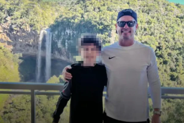 Mark Alexander, de 48 anos, e seu filho Duncan Edward, de 13