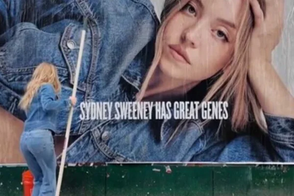 Imagem colorida de Sydney Sweeney em campanha para a American Eagle - Metrópoles