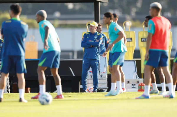 Imagem colorida do treino da Seleção Brasileira - Metrópoles