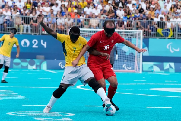 Imagem colorida de Brasil contra Turquia no futebol de cegos - Metrópoles