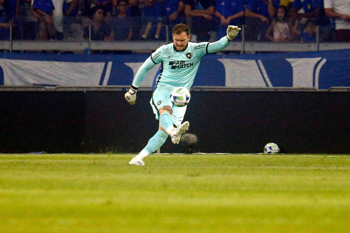 Goleiro do Botafogo, Lucas Perri foi destaque na partida contra o Cruzeiro no Mineirão Goleiro do Botafogo, Lucas Perri foi destaque na partida contra o Cruzeiro no Mineirão