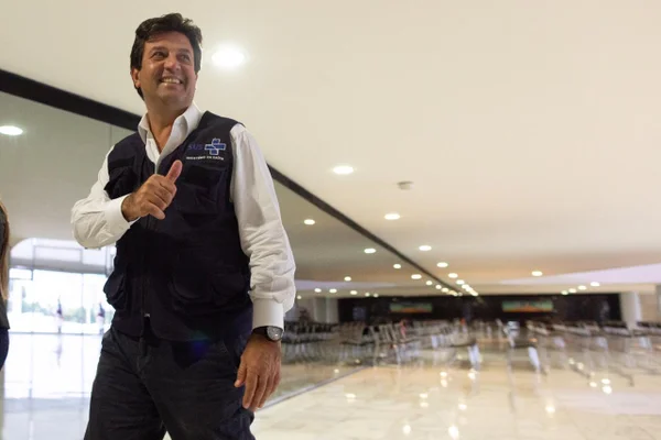 Ministro da Saúde, Luiz Henrique Mandetta, caminha pelo Palácio do Planalto