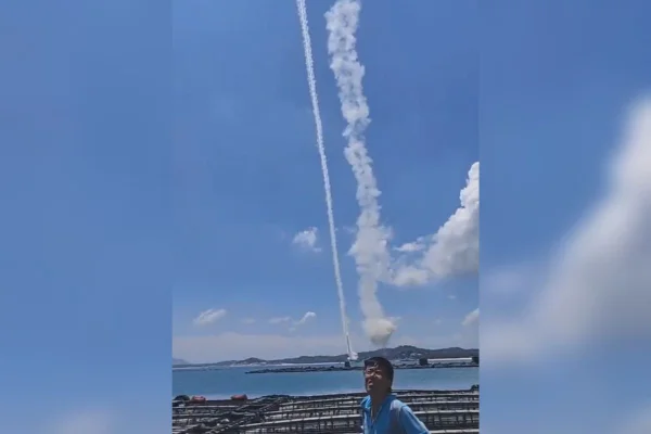foto colorida de mísseis sendo disparados próximos à ilha