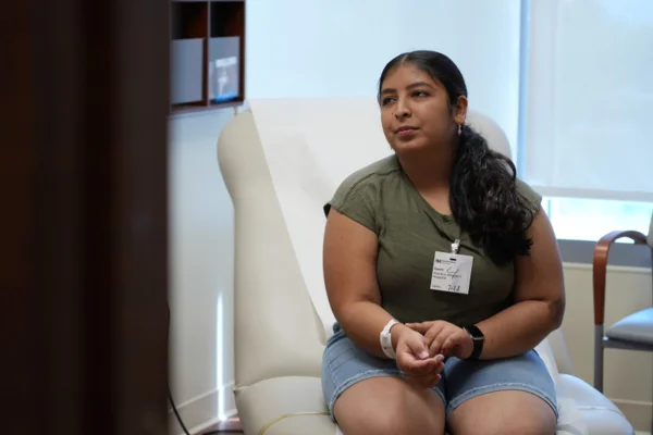 Jovem que acreditava estar menstruando descobre câncer vaginal raro