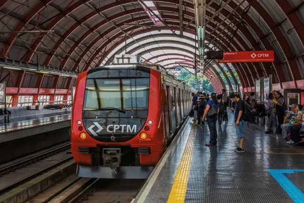 Imagem colorida do trem da CPTM Linha 12-Safira