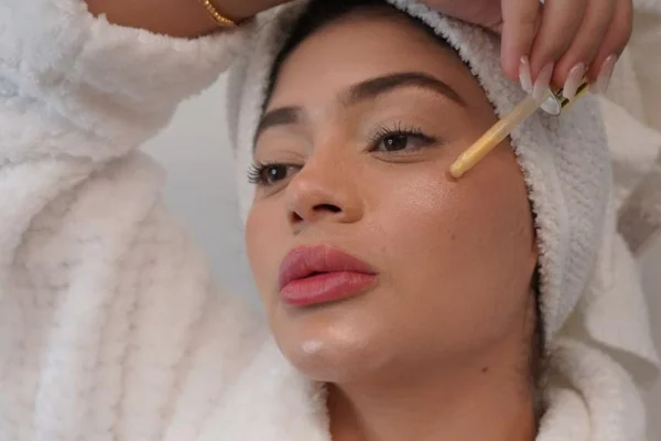 Rayssa Buq posa durante propaganda de um de seus produtos - Metrópoles