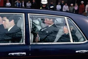 Rei Charles chegando de carro, ao lado de Diana, no velório do major Lindsay