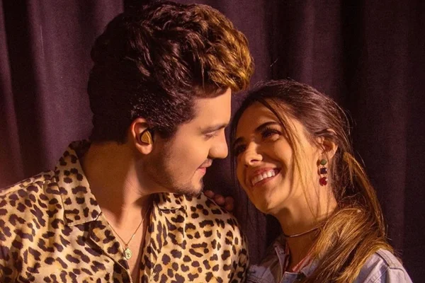 Noiva de Luan Santana se descuida e mostra teste de gravidez