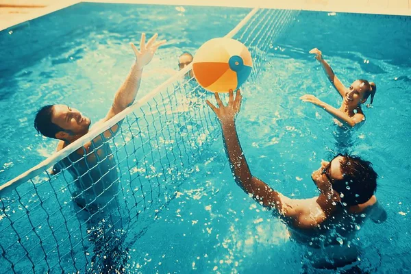 Atividades físicas ideias para se divertir e ainda se exercitar no calor