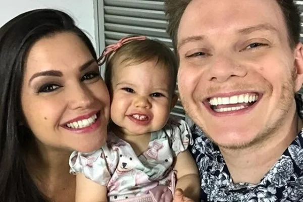 Melinda rouba a cena durante show do pai, Michel Teló. Veja vídeo