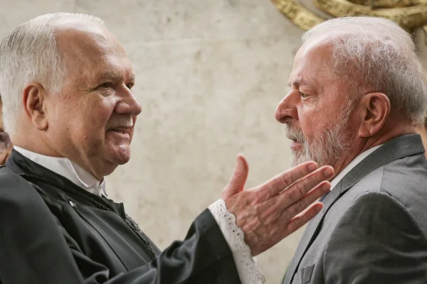 Imagem colorida de Fachin e Lula