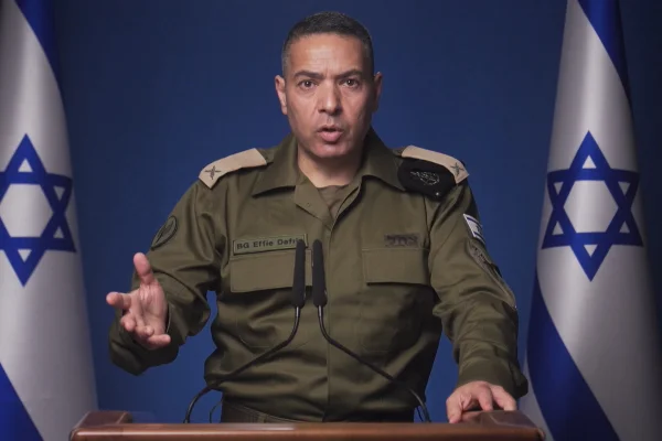 imagem colorida de porta-voz do exército israelense Effie Defrin