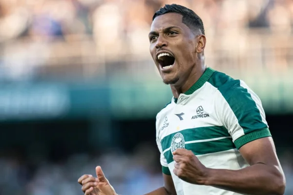Imagem colorida da partida entre Coritiba x Atlético-MG