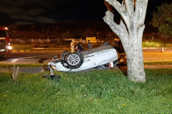 Mulher morre após carro de luxo capotar em Curitiba