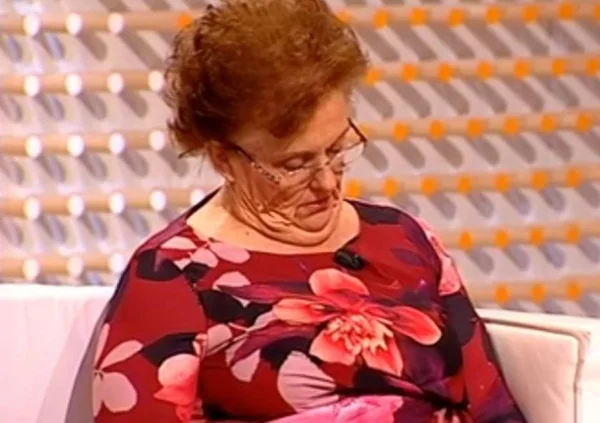 Entrevistada dorme durante programa e cai em pegadinha